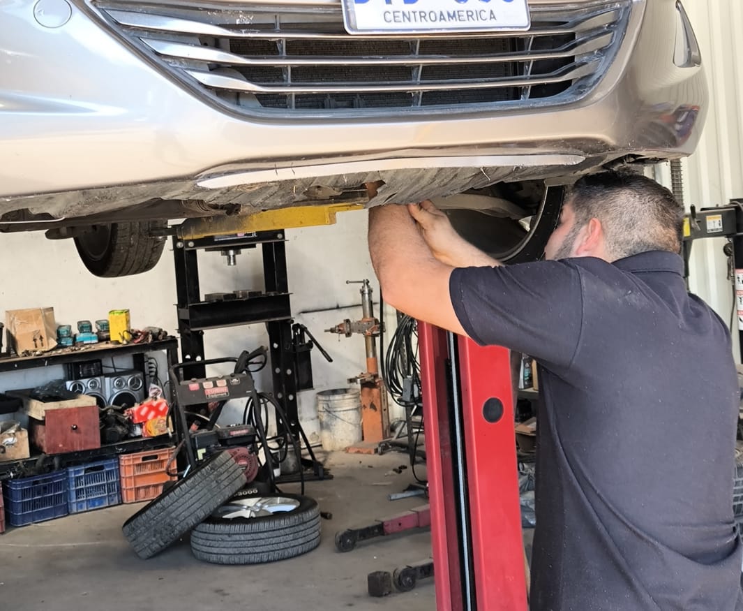 Mecánico trabajando en motor